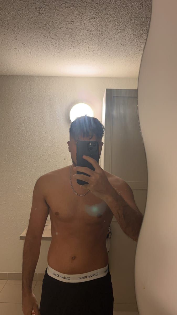 Zaven - Gay trip à Büriswilen Profil de Zaven, 23 ans, Gay trip à Büriswilen (Appenzell Rhodes-Intérieures)