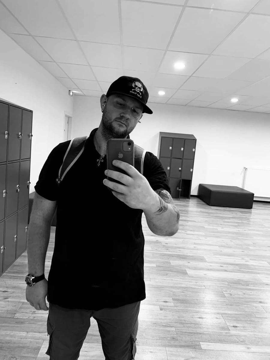 Dao - Gay trip à Eschlikon TG Profil de Dao, 28 ans, Gay trip à Eschlikon TG (Thurgovie)