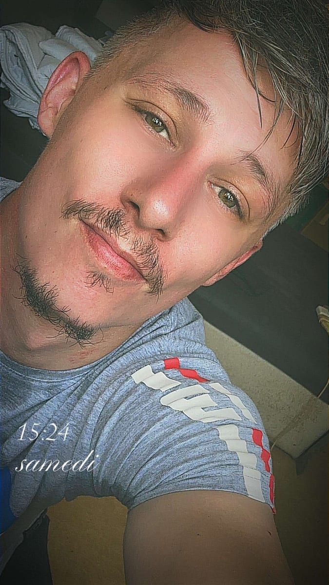 Jouan - Gay trip à Vicques Profil de Jouan, 42 ans, Gay trip à Vicques (Jura)