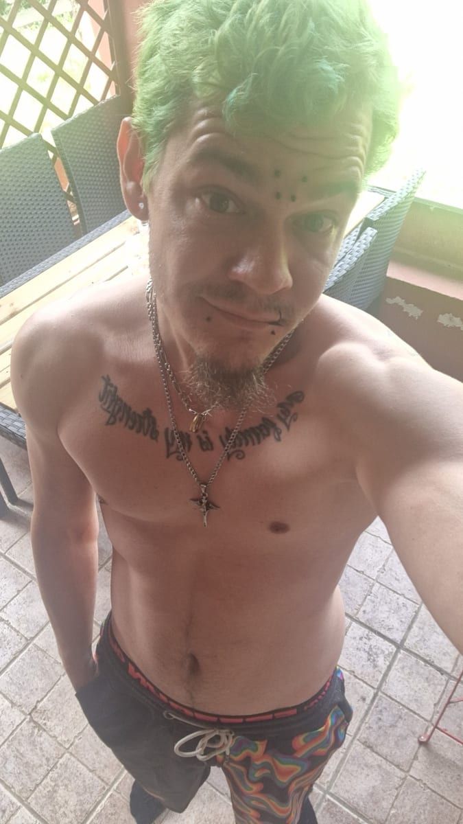 Denovane - Gay trip à Bettenhausen Profil de Denovane, 27 ans, Gay trip à Bettenhausen (Berne)