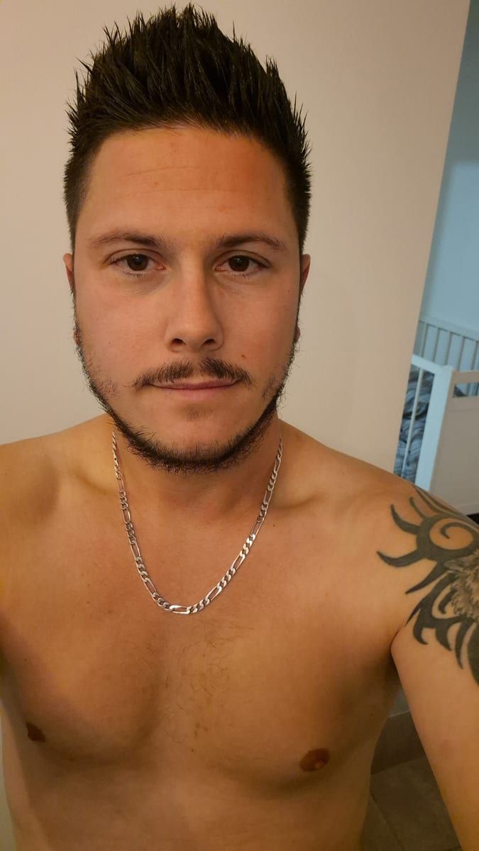 Faker - Gay trip à Aranno Profil de Faker, 45 ans, Gay trip à Aranno (Tessin)